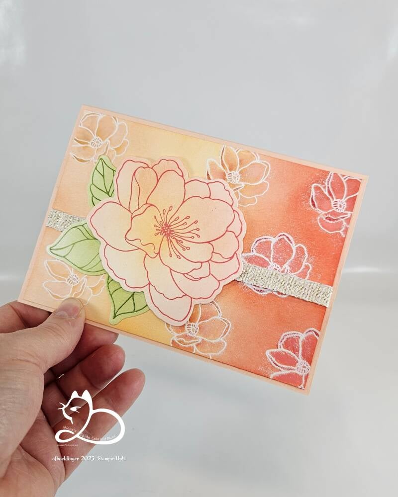 Op deze prachtige kaart zie je diverse techniekjes waaronder inkt-blending, voor de kaart gebruikte ik de mooie bloemenset Lovely & Beautiful. Ook vind je op deze kaart de techniek heat-embossing.