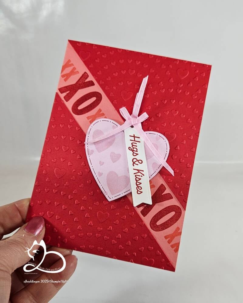 Met de collectie Made with Love maakte ik een kaart met een ge-embosst stuk kaartkarton dat ik daarna diagonaal doorsneed en op de basiskaart bevestigde waar ik in de ontstane opening wat stempelde, nog een mooi roze hart er op om het af te maken.