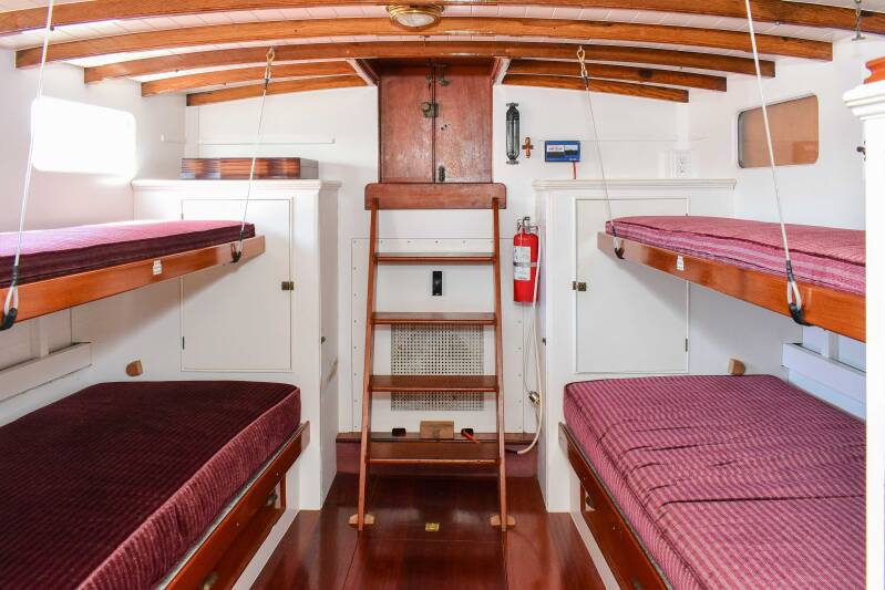 02-aft-cabin-bunks-standard.jpg