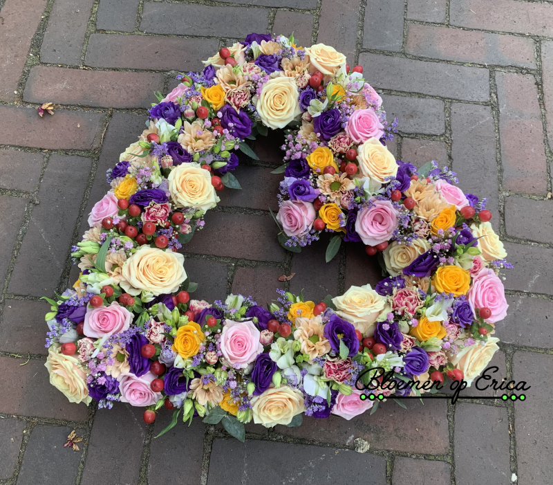 rouwbloemstuk hart vorm in kleurrijke kleuren gemaakt door Bloemen op Erica