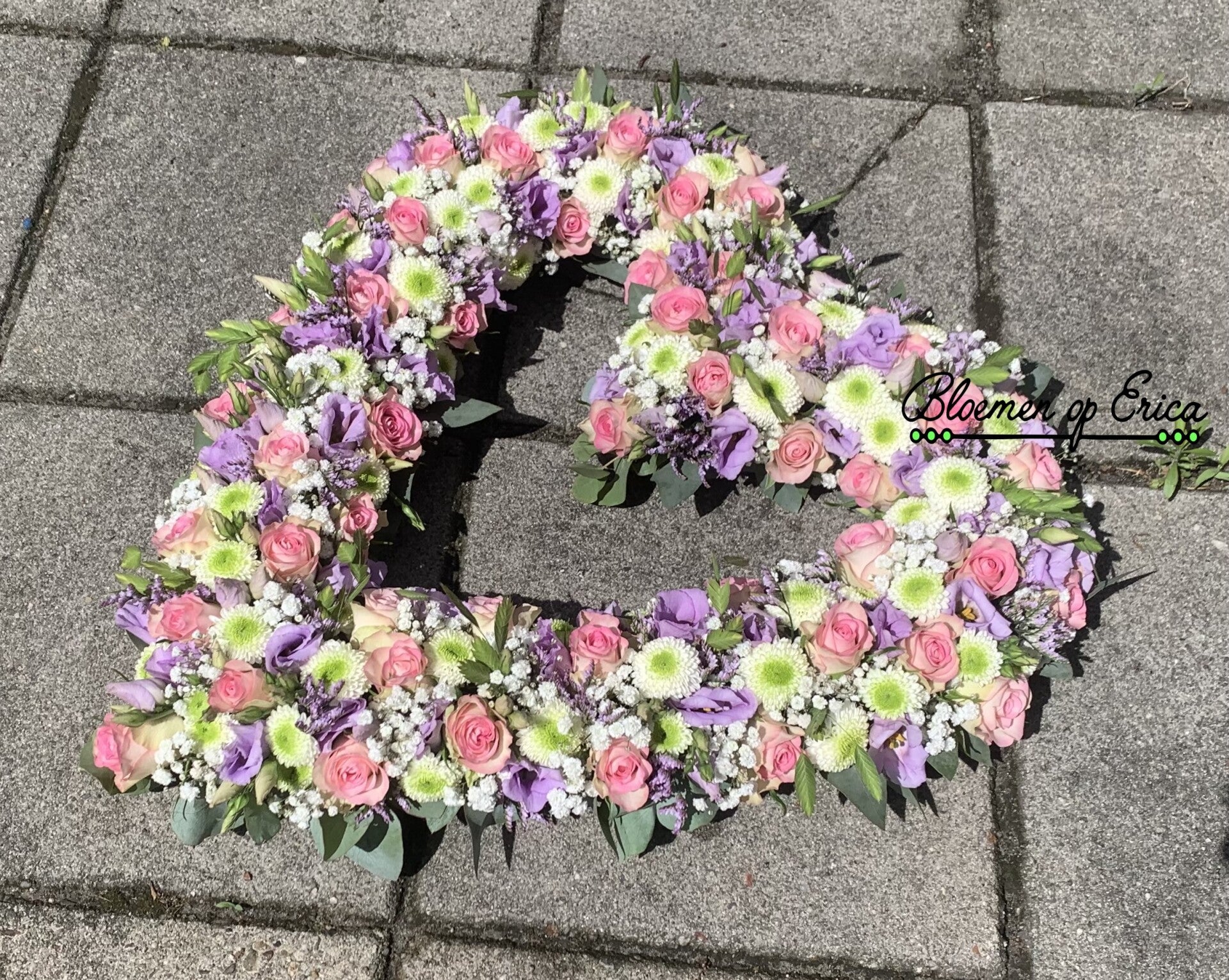 Rouwbloemstuk open hart
