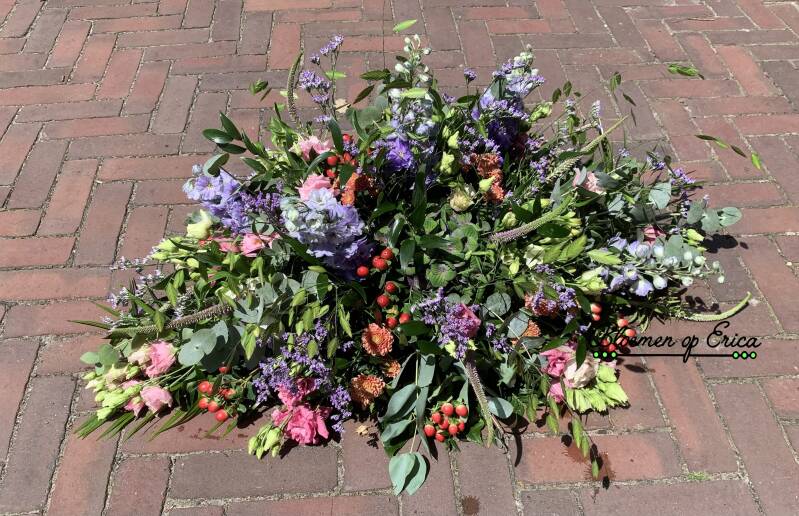 rouwbloemstuk met veldbloemen kleurrijk