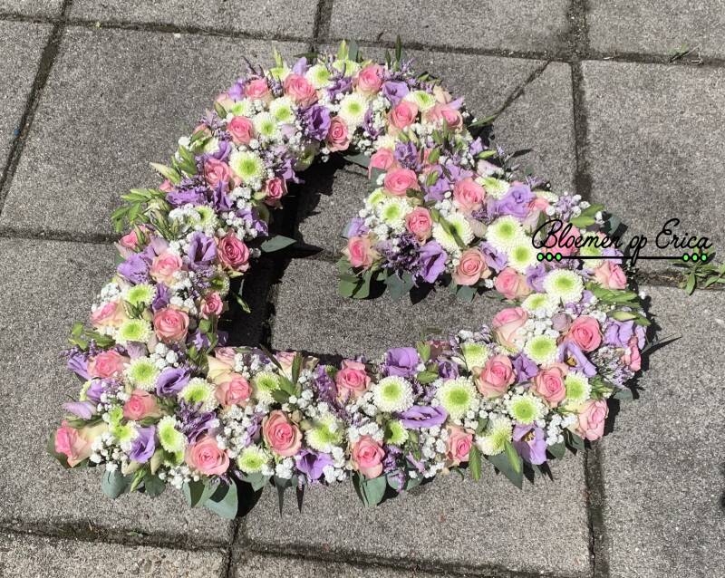 grafstuk hart vorm pastel kleuren gemaakt door Bloemen op Erica