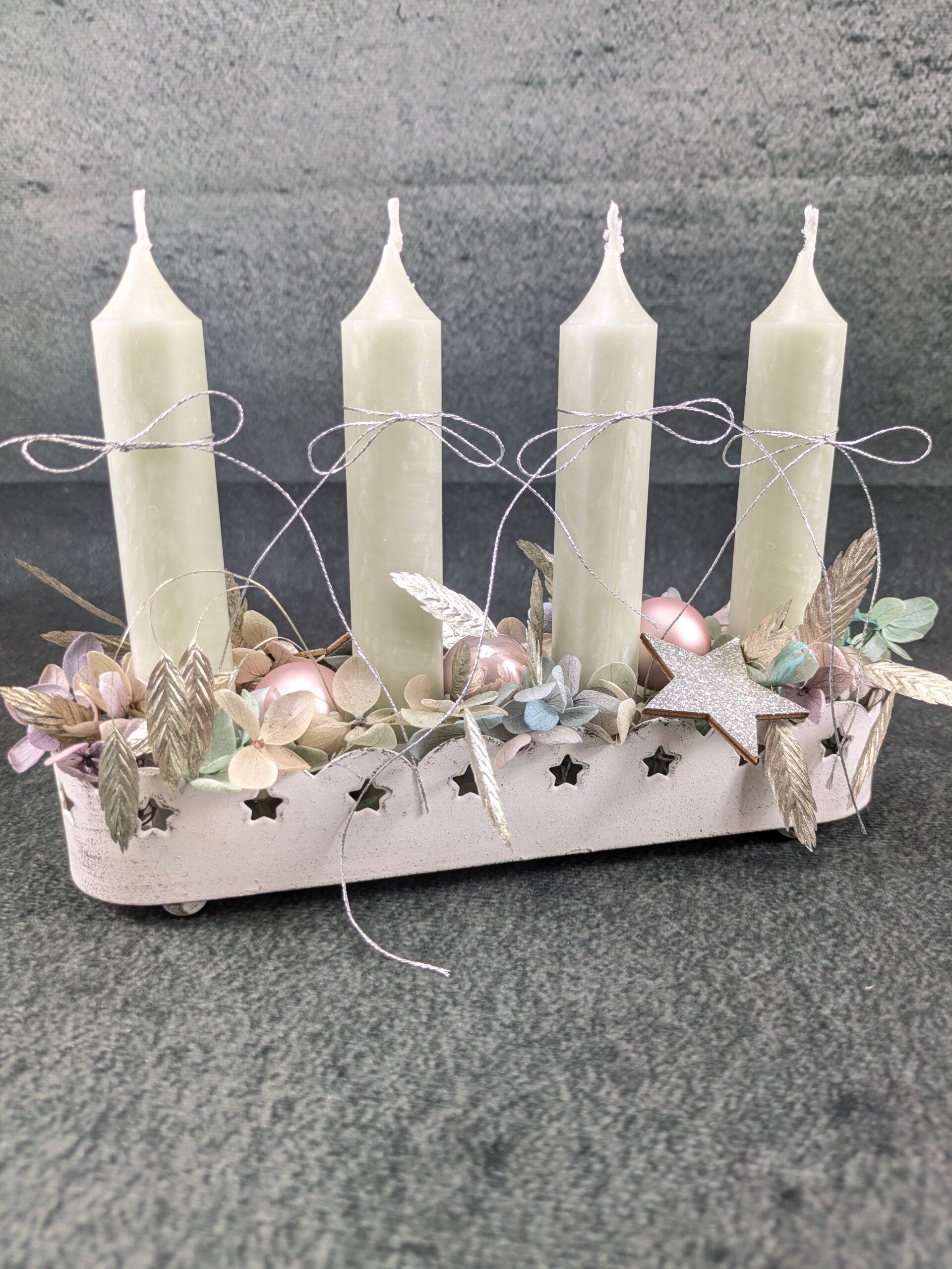 Festlicher Adventskranz im skandinavischen Stil