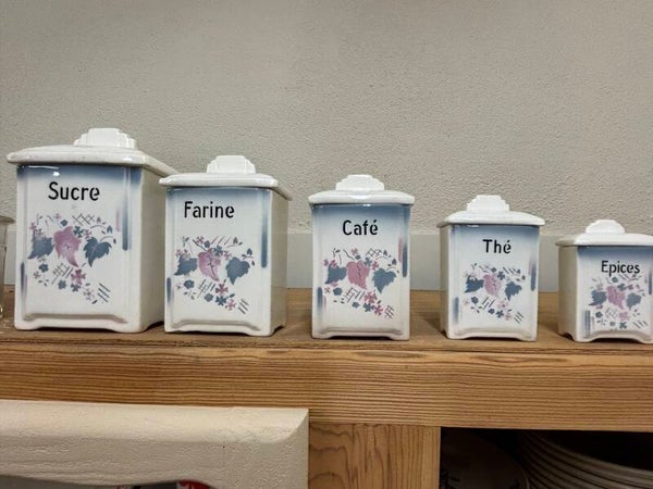 Lot de pots à épices anciens en terre de fer