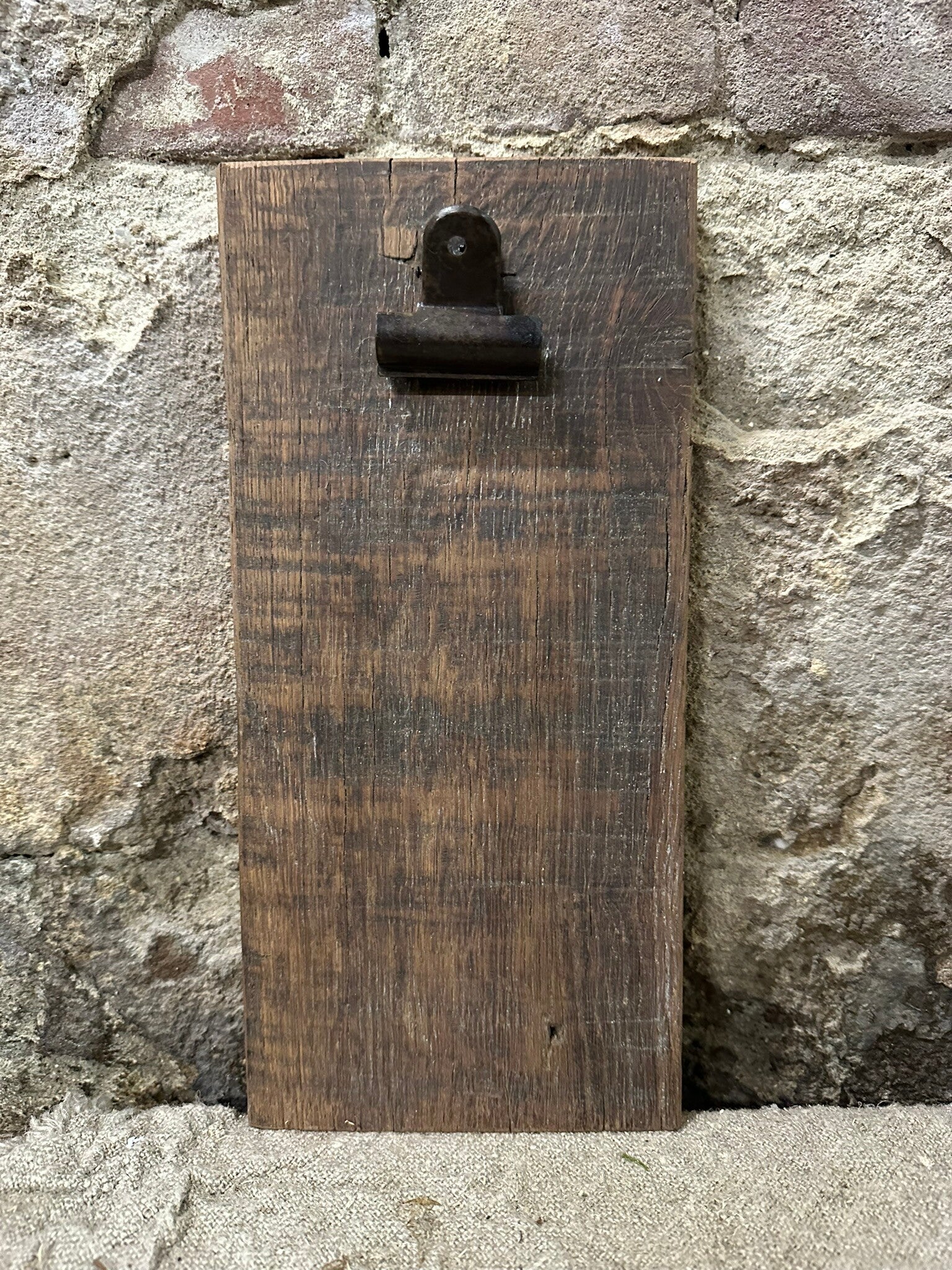 Handgemaakte plank van oud eiken met klip