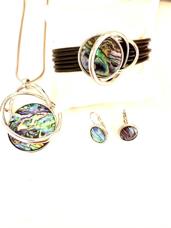 Een set moderne sieraden