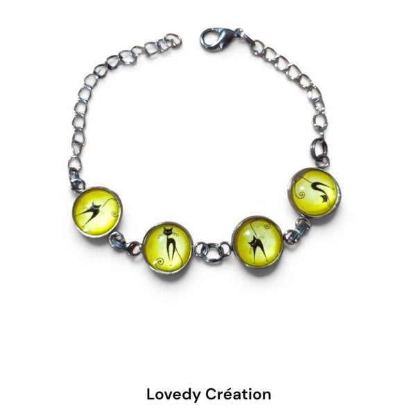 Bracelet Félin – Chaîne Argentée et Médaillons Chats Noirs sur Fond jaune Soleil