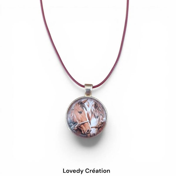 Pendentif Enfant – Collier Cordon Bordeaux et Médaillon Chevaux