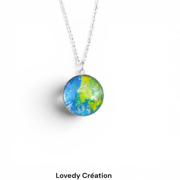 Pendentif Enfant – Collier Chaîne Argentée et Médaillon Abstrait Bleu et Jaune (25 mm)