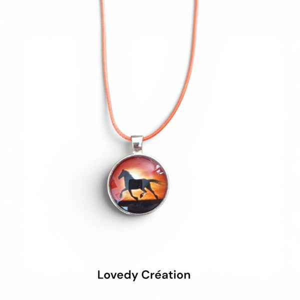 Pendentif Enfant Cheval au Soleil Couchant – Collier Cordon Orange