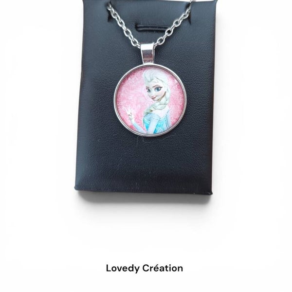 Pendentif Enfant – Collier Chaîne Argentée et Médaillon Reine des Neiges (25 mm)