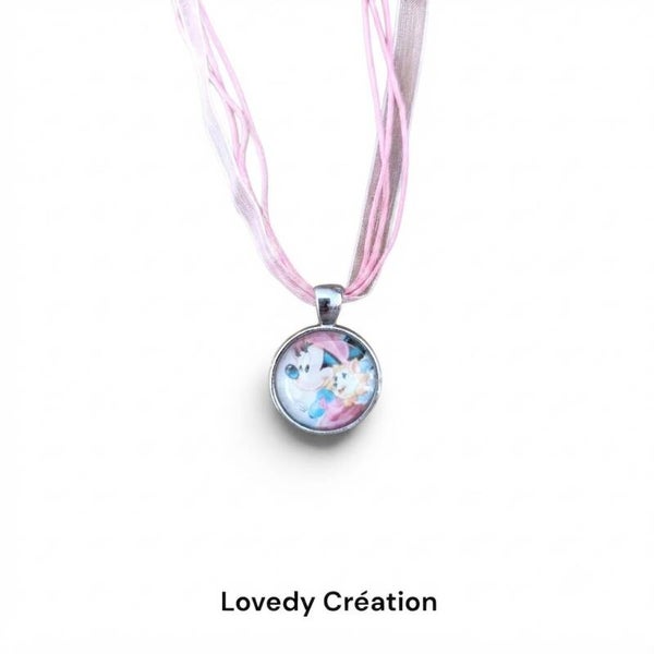 Pendentif Enfant – Collier Cordon Rose et Médaillon Souricette et son petit chat (20 mm)