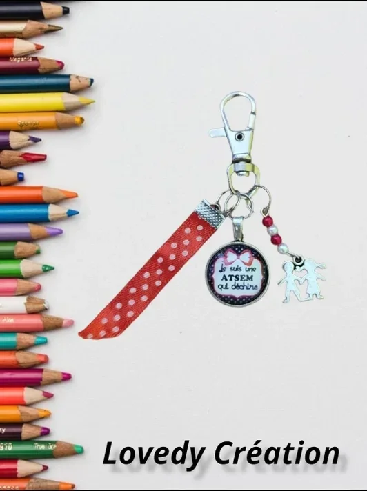 Porte clé "Je suis une atsem qui déchire" rouge