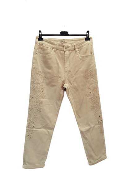 Hose mit Muster und Steinen