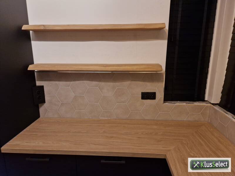 Houten werkblad met wandplanken en betegelde achterwand