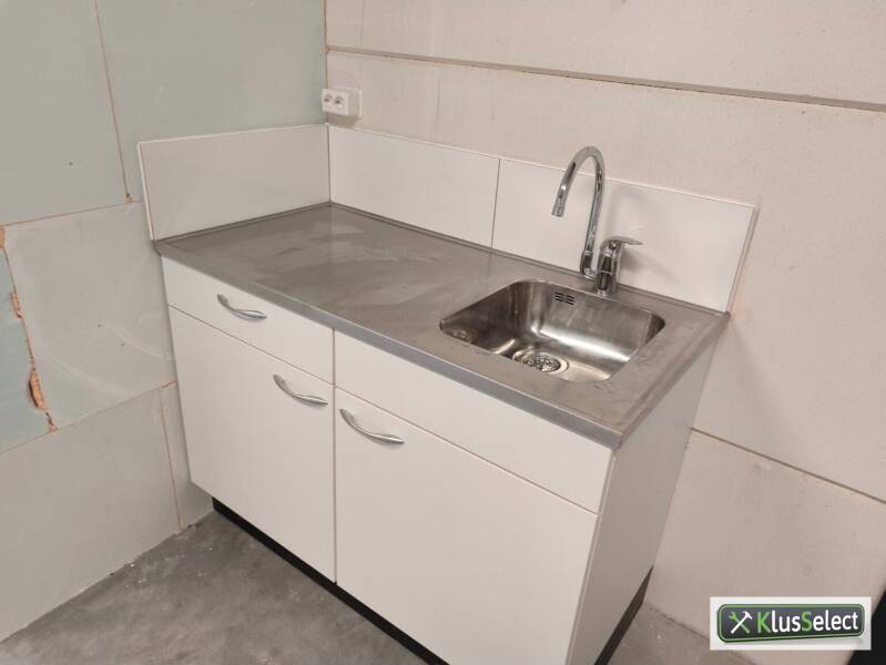 Compact keukenblok met RVS werkblad en spoelbak