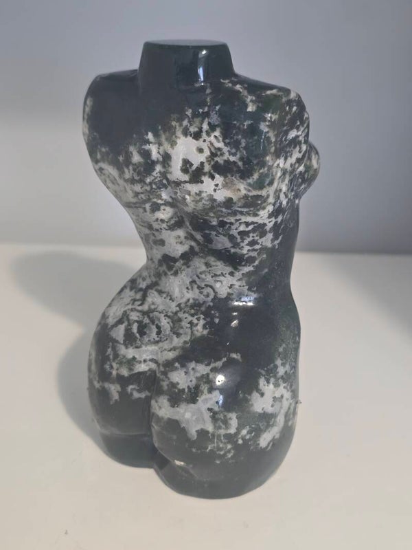 Moss Lady Carving 757g Z491