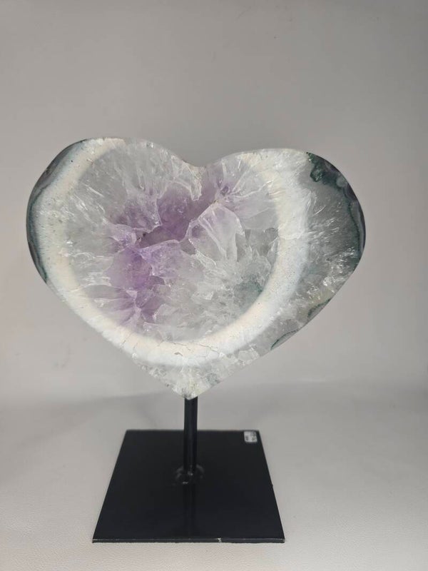 Amethyst Heart on Custom Stand Z93
