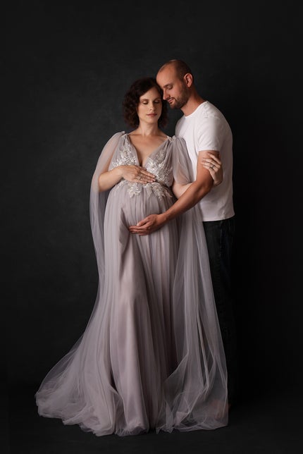 zwangerschapsfotografie Tienen - prachtige zwanger vrouw in studio met partner