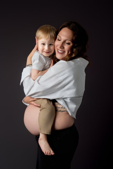 zwangerschapsfotografie Tienen - prachtige zwanger vrouw in studio met kinderent