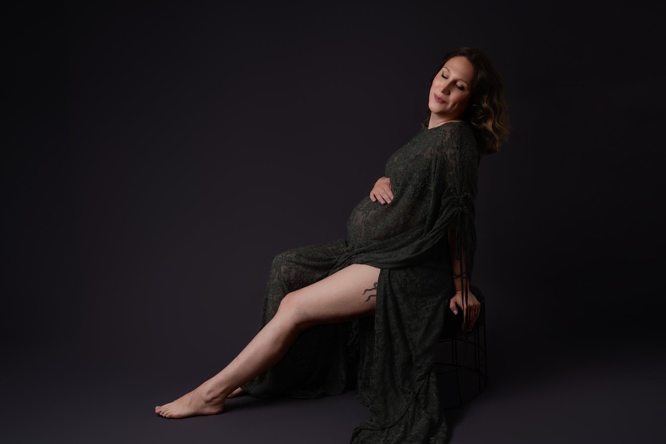 Zwangerschapsfotografie Tienen - elegante zwangere vrouw in studio