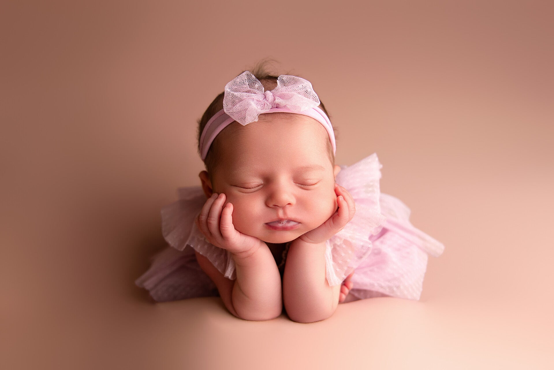 Newbornfotoshoot in Tienen - pretty baby in studio sleeping peacefully