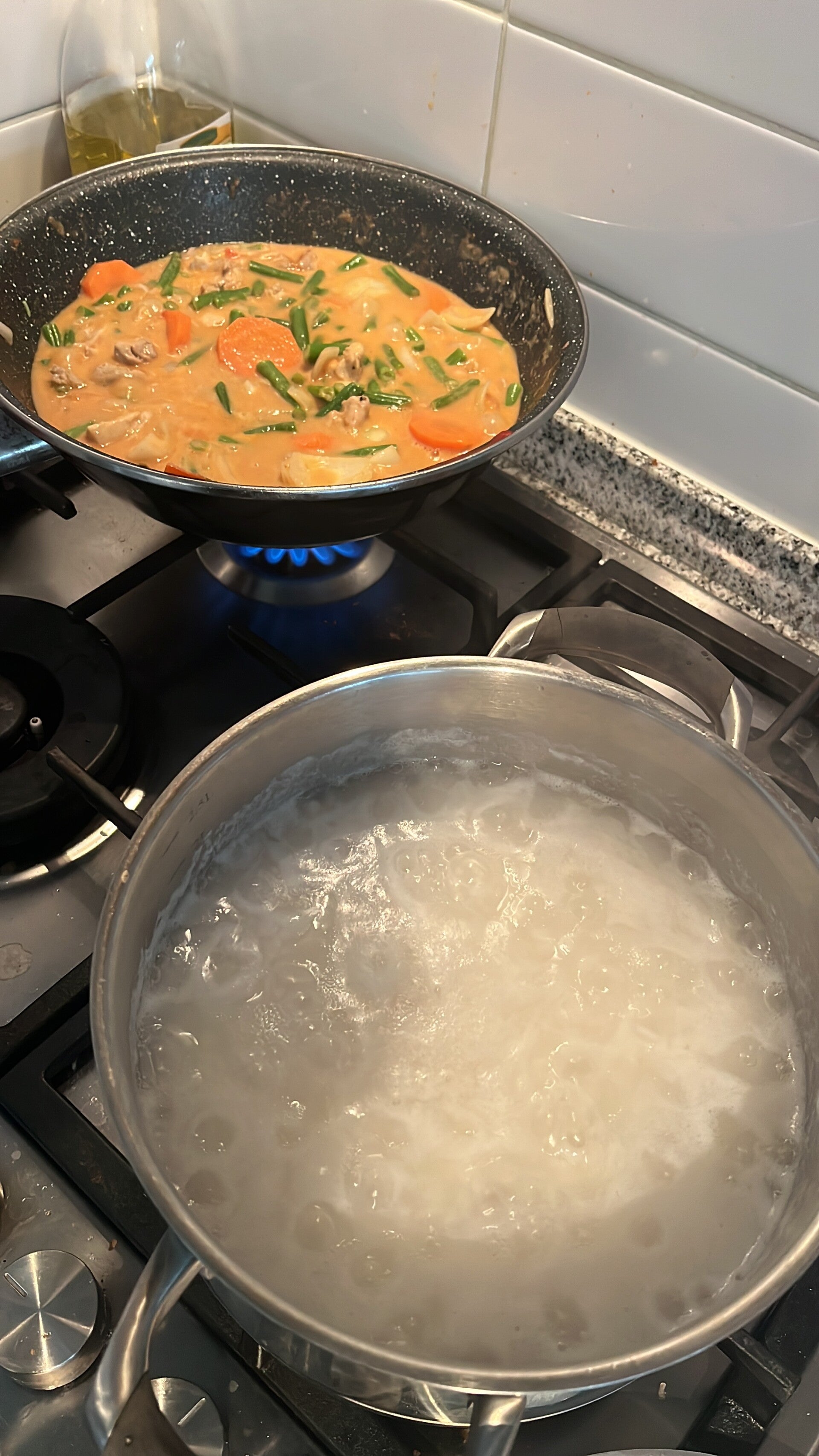 Sander Krijnen kookt Thaise Curry met Wok en kookpan.