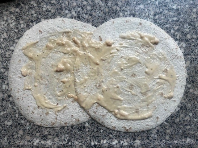 2. Smeer de tortillas in met de oude kaassaus