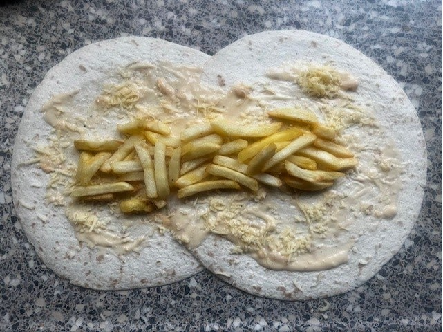 3. Strooi de frieten in een rechte baan