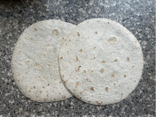 1. Leg 2 grote tortillas overlappend neer.