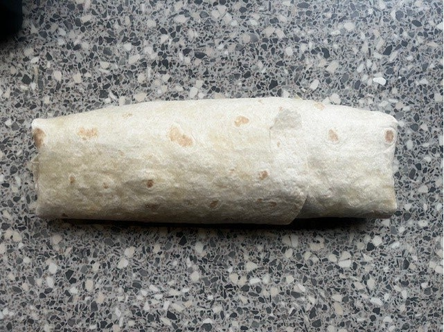 9a. Vouw de wrap, Klap de zijkanten dicht en rol hem op met de naad naar beneden