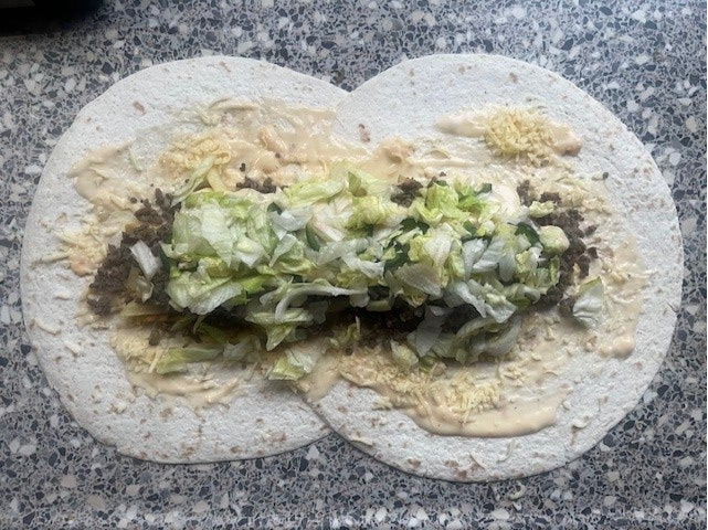 8. Top af met dungesneden reepjes ijsbergsla