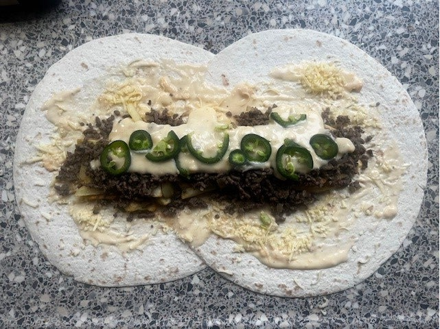 6. Strooi de jalapeño pepers over de kaassaus