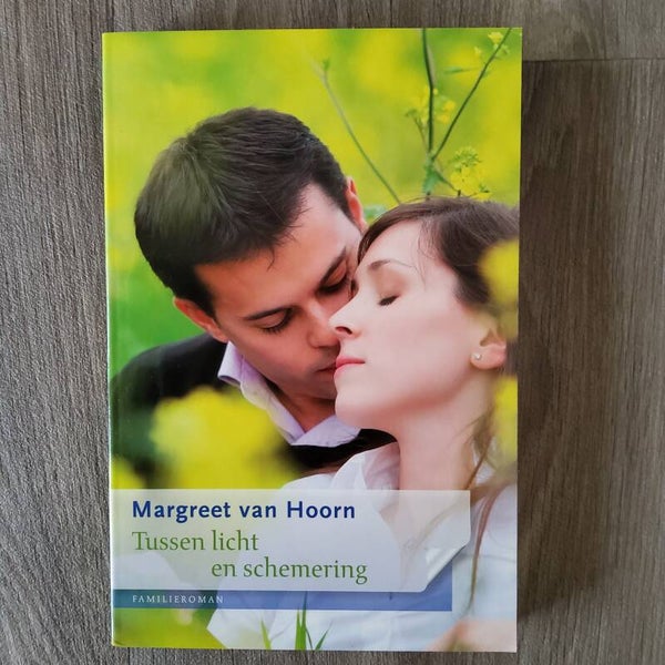 Tussen licht en schemering - Margreet van Hoorn - 2011