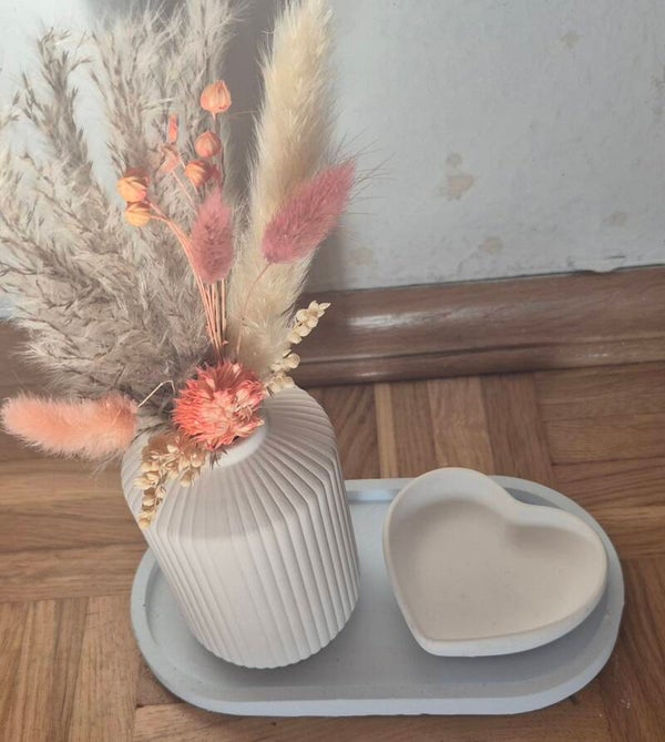 kleines Tablett mit Herz und Vase