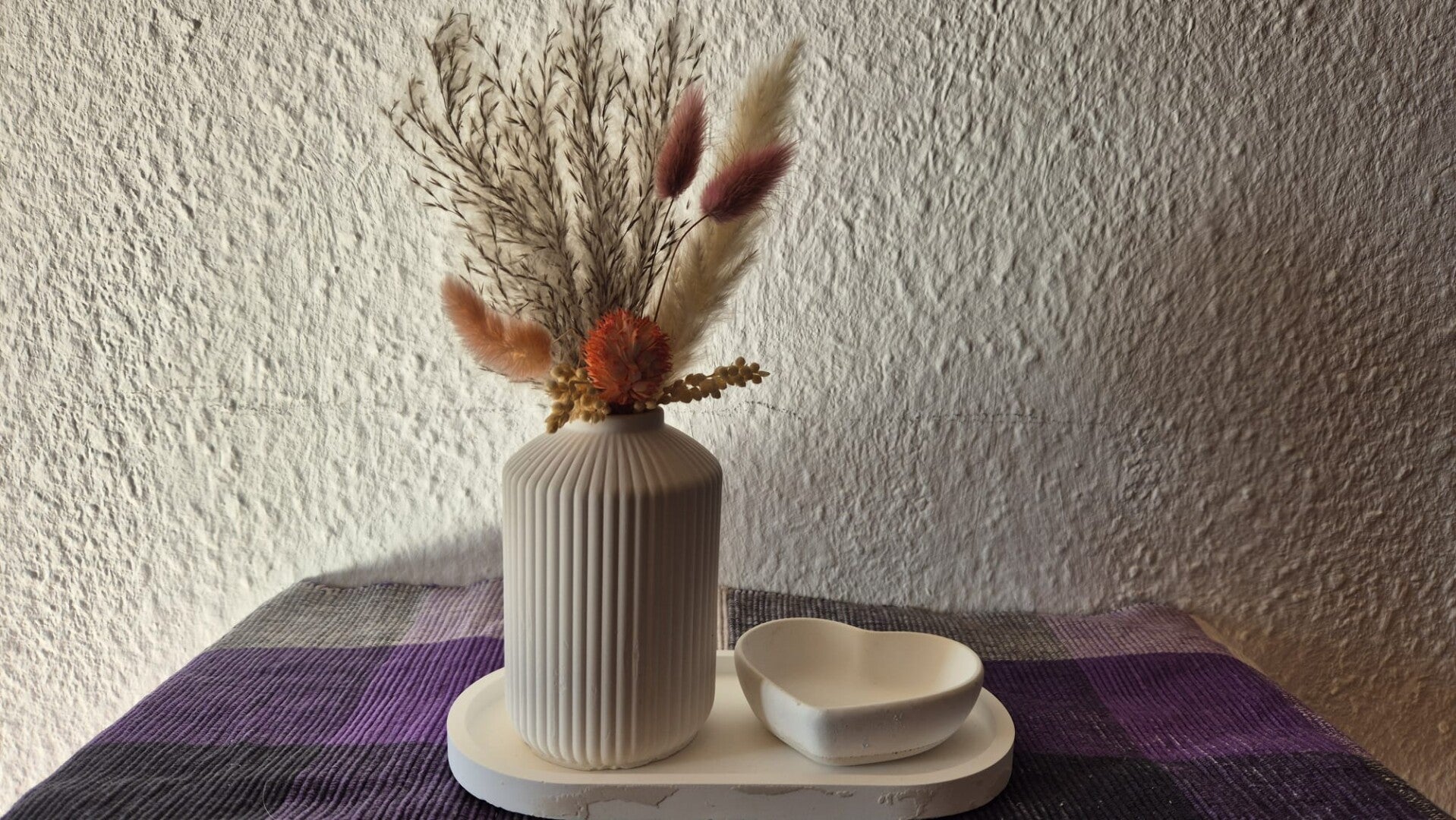 Kleines Tablett mit Vase und Herz Schale