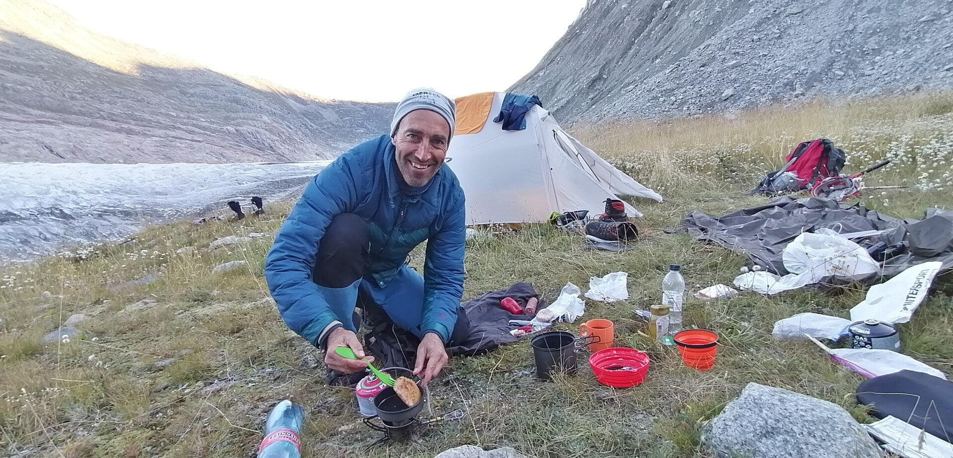 Matthias beim Essen zubereiten im Zeltcamp in den Bergen