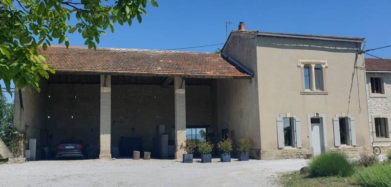 Vakantiehuis en open schuur