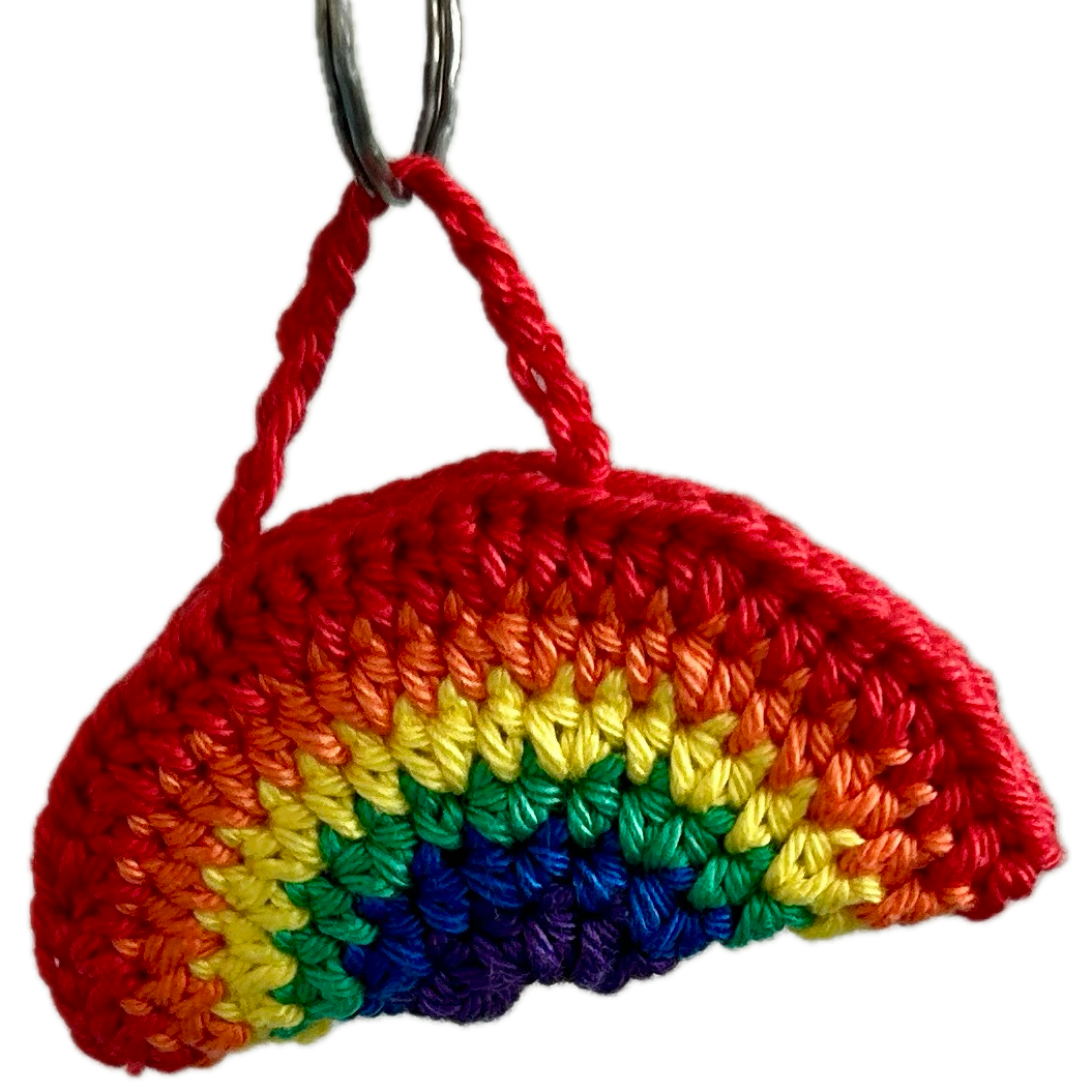 Regenboog sleutelhanger / bag charm gehaakt