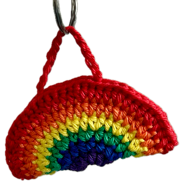 Regenboog sleutelhanger / bag charm gehaakt