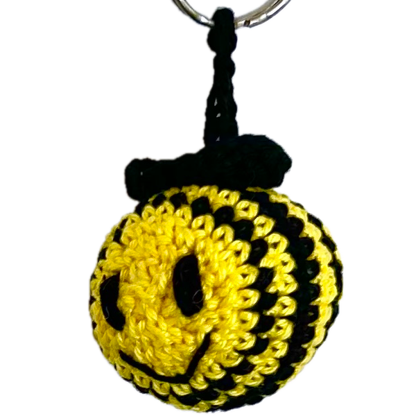 Bij sleutelhanger / bag charm gehaakt