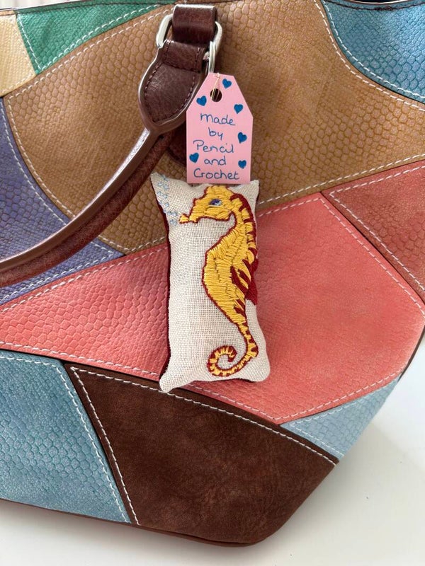 Geborduurde bag charm