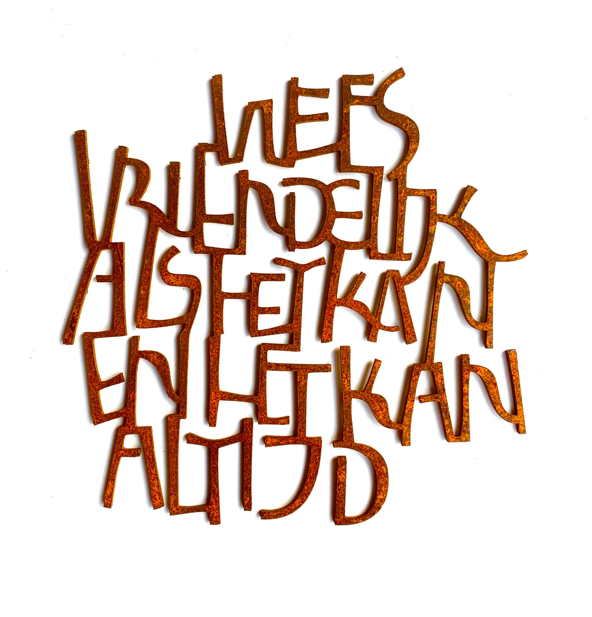 Lettercluster uit cortenstaal van de quote 'Wees vriendelijk als het kan en het kan altijd'