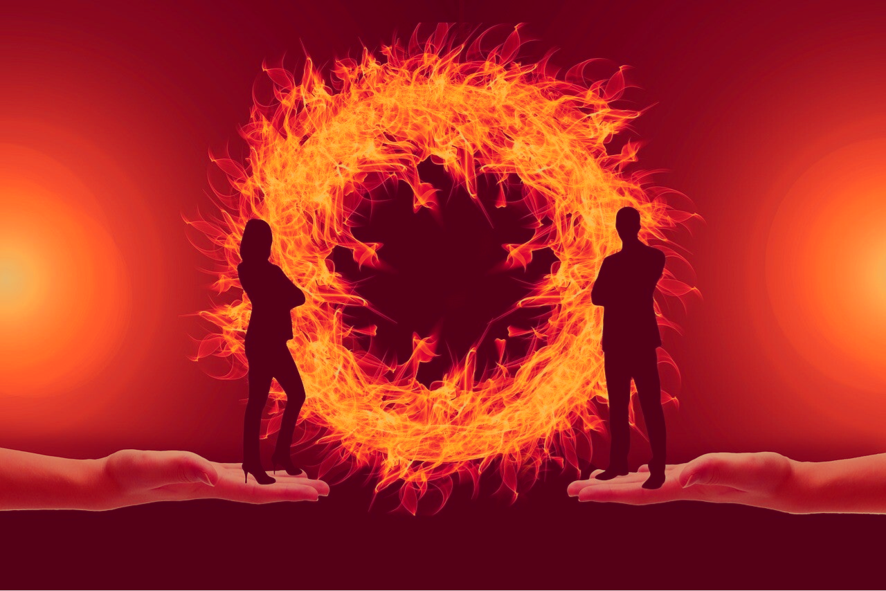 Mann und Frau im Feuer