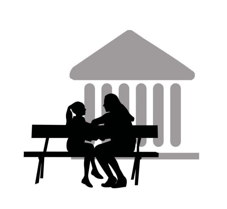 Frau und Mädchen auf einer Parkbank vor einem Gebäude