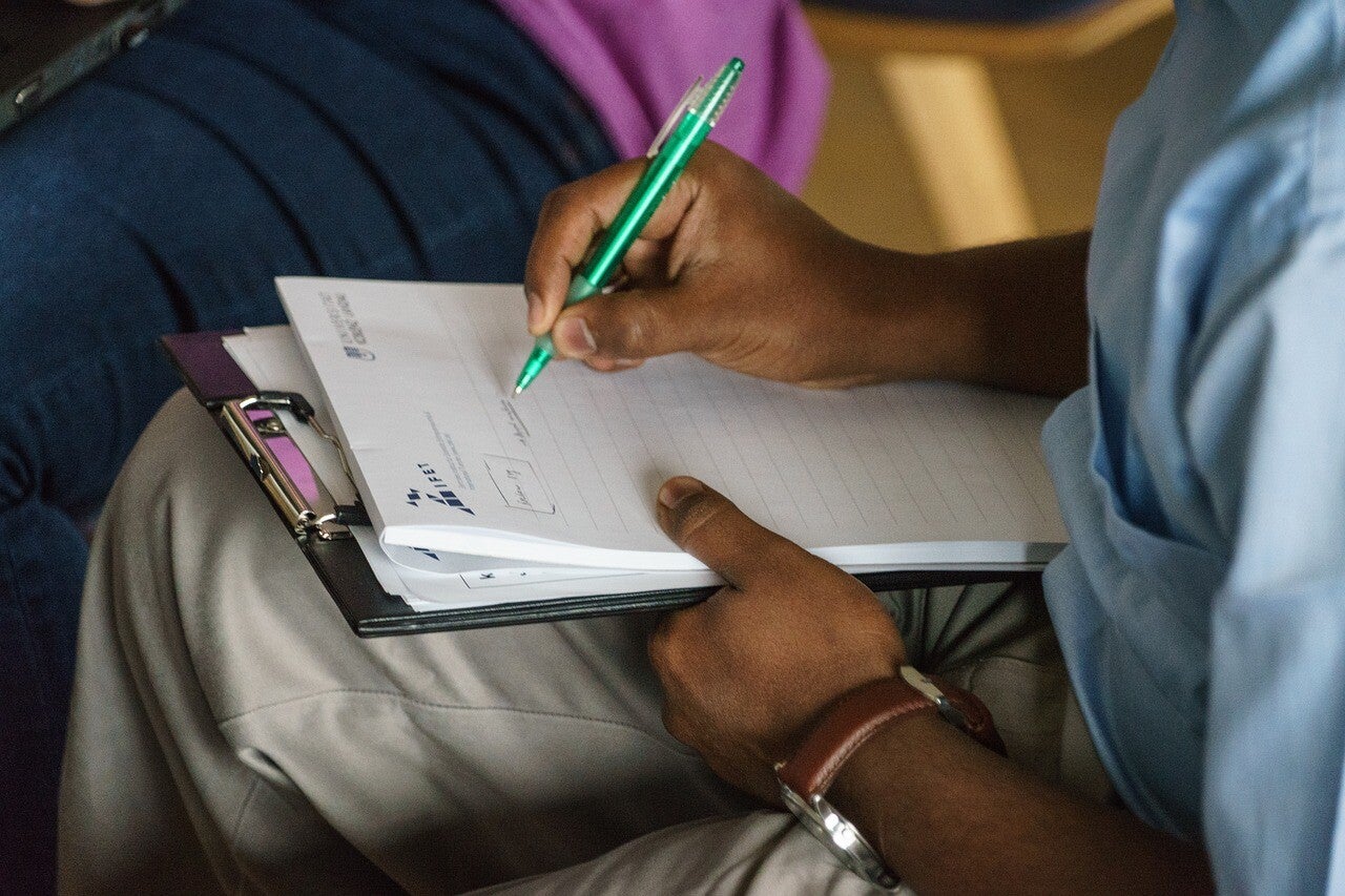 jemand macht sich Notizen