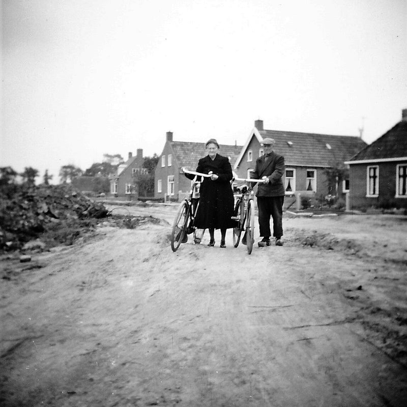 PakeenBeppeopbijtanteRoelfkeopfiets.jpg