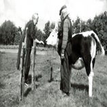 18. Pake en Beppe met koe 1966.