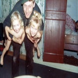 47. Hesder Matty en Janneke en pake ziek in de bedstee.